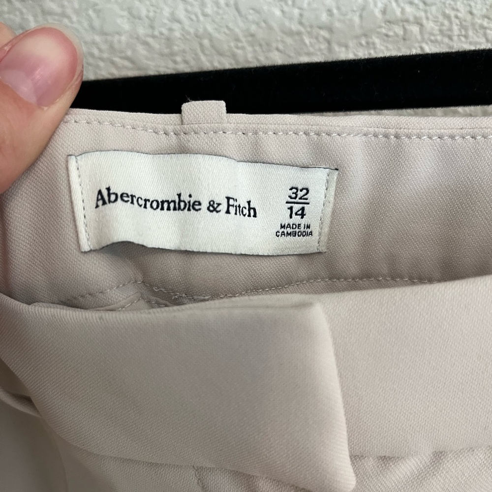 NWT - Abercrombie and Fitch Women's Cream Dress Shorts - Picture 3 of 5